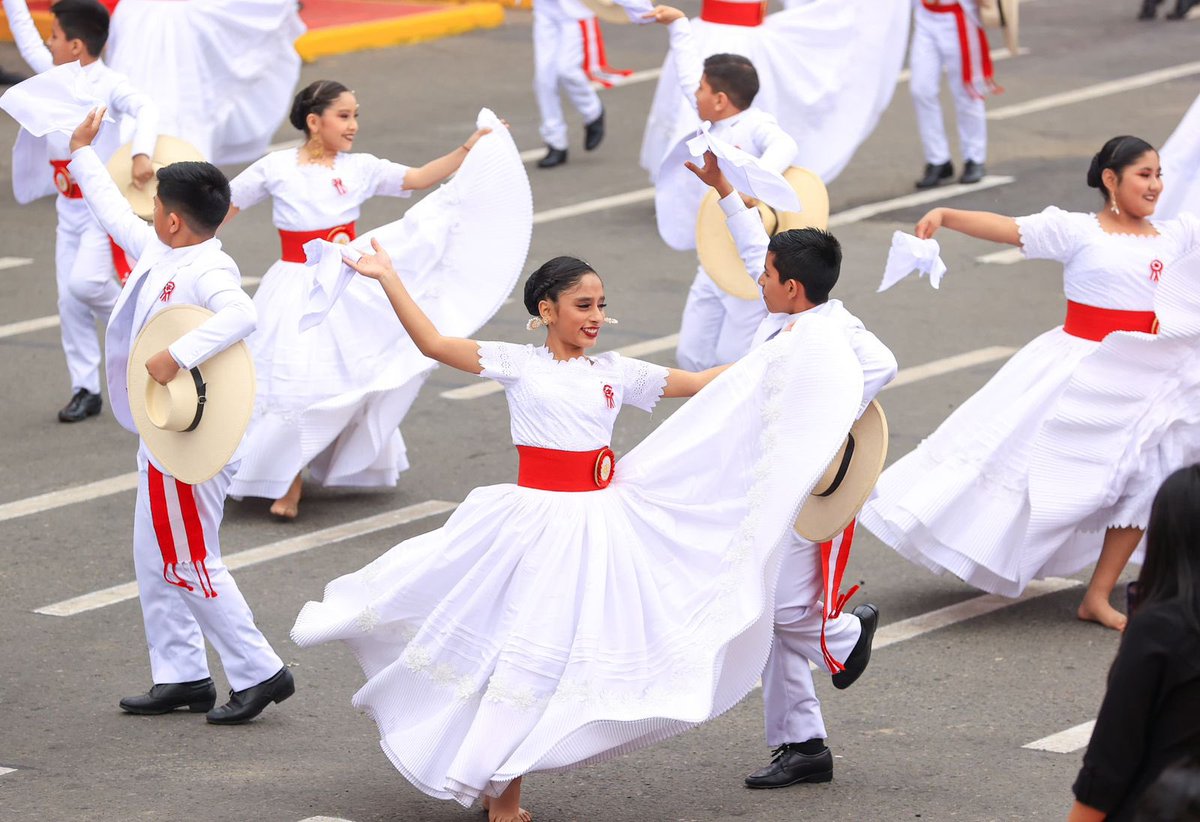 🇵🇪 Con motivo del 204.º aniversario patrio, la presidenta de la República participa en la Gran Parada y Desfile Cívico Militar 2025, acompañada por el ministro de la Producción y otros ministros de Estado, en una ceremonia que rinde homenaje a nuestra independencia.