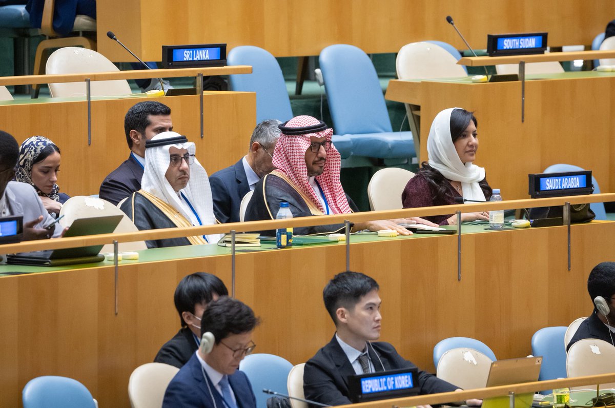 وزارة الخارجية 🇸🇦 (@ksamofa) on Twitter photo #نيويورك | سمو وزير الخارجية الأمير #فيصل_بن_فرحان <a href="/FaisalbinFarhan/">فيصل بن فرحان</a> ومعالي وزير خارجية الجمهورية الفرنسية السيد جان نويل بارو، يترأسان جلسة اليوم الثاني للمؤتمر الدولي رفيع المستوى حول التسوية السلمية للقضية الفلسطينية وتنفيذ حل الدولتين على المستوى الوزاري، والذي تترأسه المملكة #نيويورك | سمو وزير الخارجية الأمير #فيصل_بن_فرحان <a href="/FaisalbinFarhan/">فيصل بن فرحان</a> ومعالي وزير خارجية الجمهورية الفرنسية السيد جان نويل بارو، يترأسان جلسة اليوم الثاني للمؤتمر الدولي رفيع المستوى حول التسوية السلمية للقضية الفلسطينية وتنفيذ حل الدولتين على المستوى الوزاري، والذي تترأسه المملكة