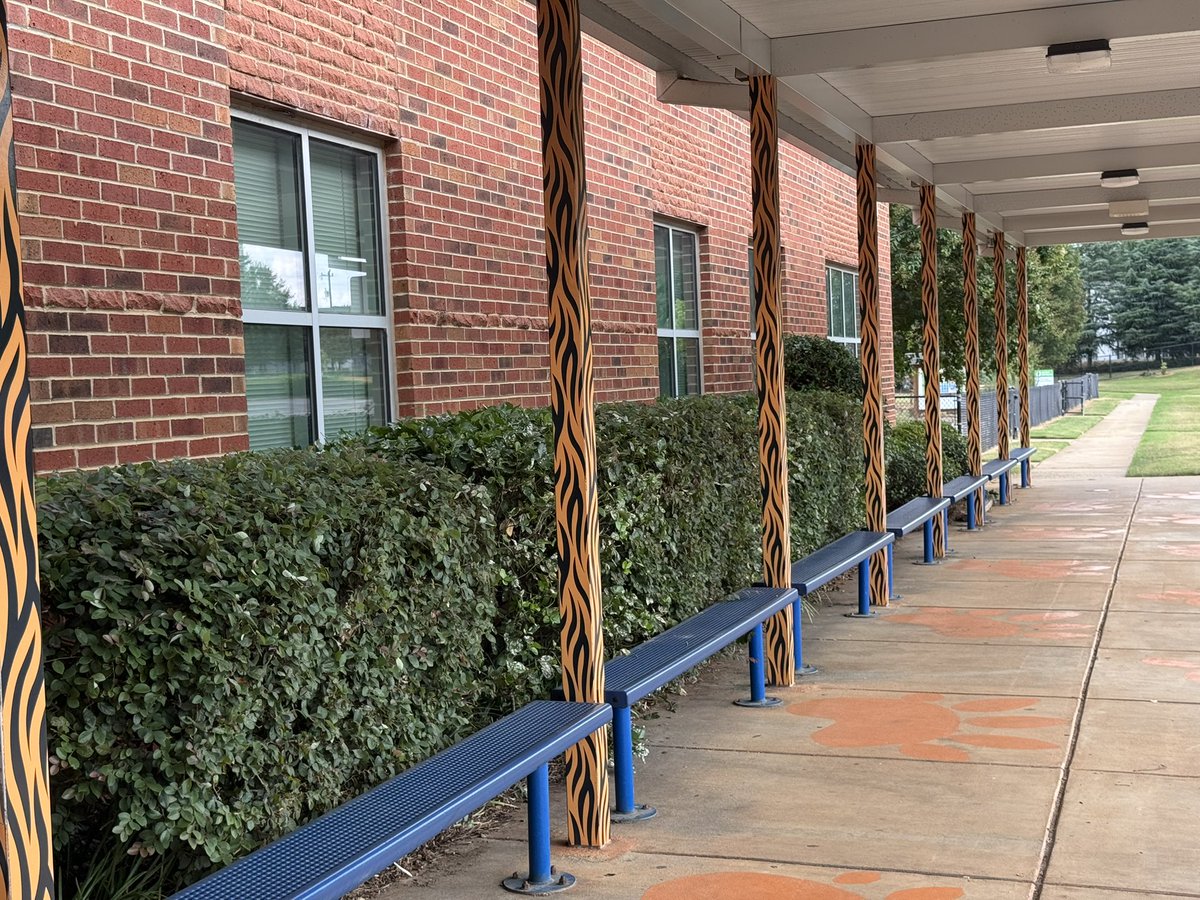 SterlingElemen1's tweet photo. Thank you to the Harrison United Methodist Church for coming and sprucing up some of our outdoor areas! 🌼 🌺 #sterlingpride🐯 #communitypartner https://t.co/AvnDN1gHoI