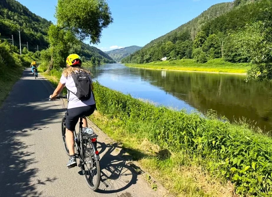 Si te gusta viajar en bicicleta, la región de Ústí nad Labem te va a enamorar. "Mil y una rutas" nos cuenta cómo realizar la Ruta del Elba, en Děčín. (milyunarutas.com/ruta-ciclista-…)
📸 Mil y una rutas. #VisitCzechia #viajesactivos