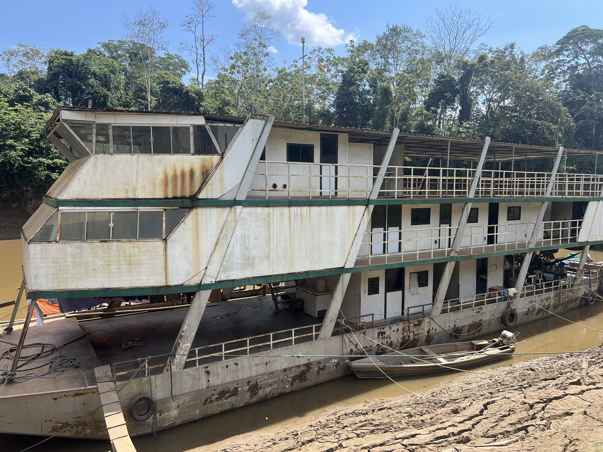 Un “elefante blanco” en El Sena 

#Pando 🇧🇴

Este es “Amazonia”, un majestuoso barco turístico que, se supone, iba a recorrer las aguas del río Madre de Dios, para trasladar visitantes a ecoalbergues

📸 Rocío Lloret

#sigue