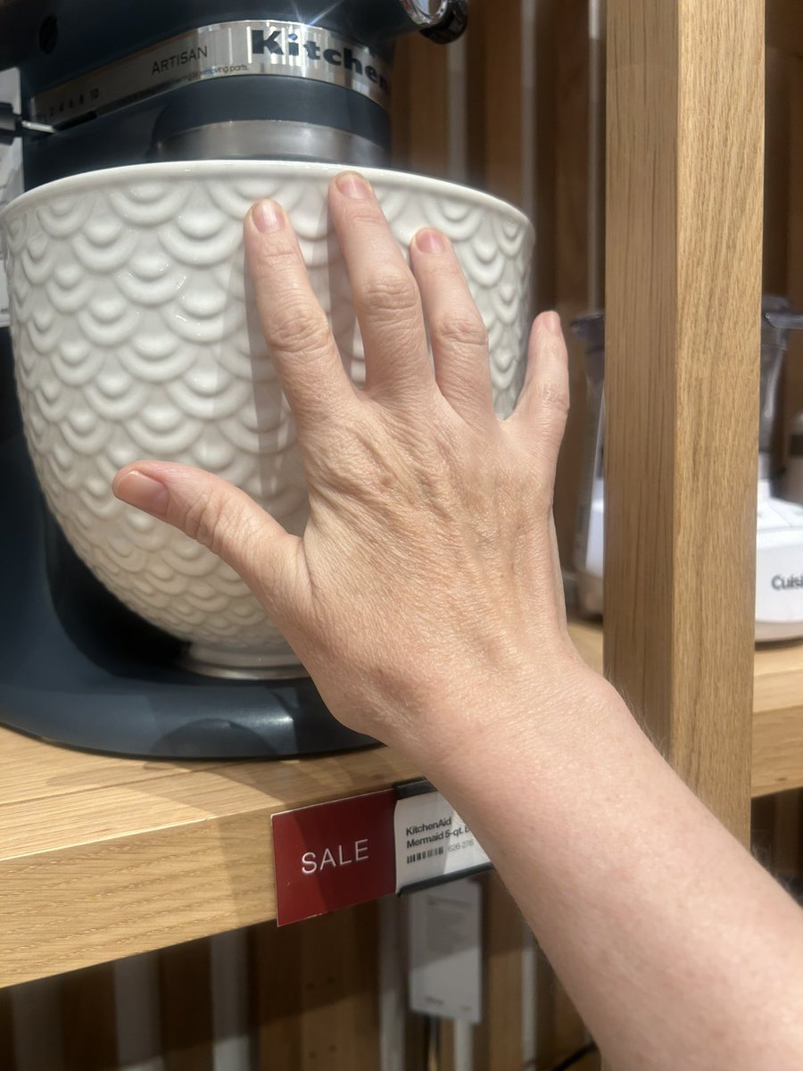 CapeFloy's tweet image. Open Letter to Oasis from down by the fenced off riverfront in a jacked up van.
And, the arresting officer on suicide watch, 2006 with a chocolate gun in his mouth didn’t do anything wrong 
#jumpersong #paraoasis #easyreader