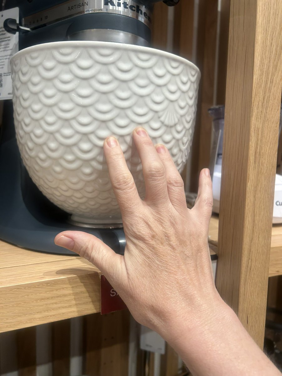 CapeFloy's tweet image. Open Letter to Oasis from down by the fenced off riverfront in a jacked up van.
And, the arresting officer on suicide watch, 2006 with a chocolate gun in his mouth didn’t do anything wrong 
#jumpersong #paraoasis #easyreader