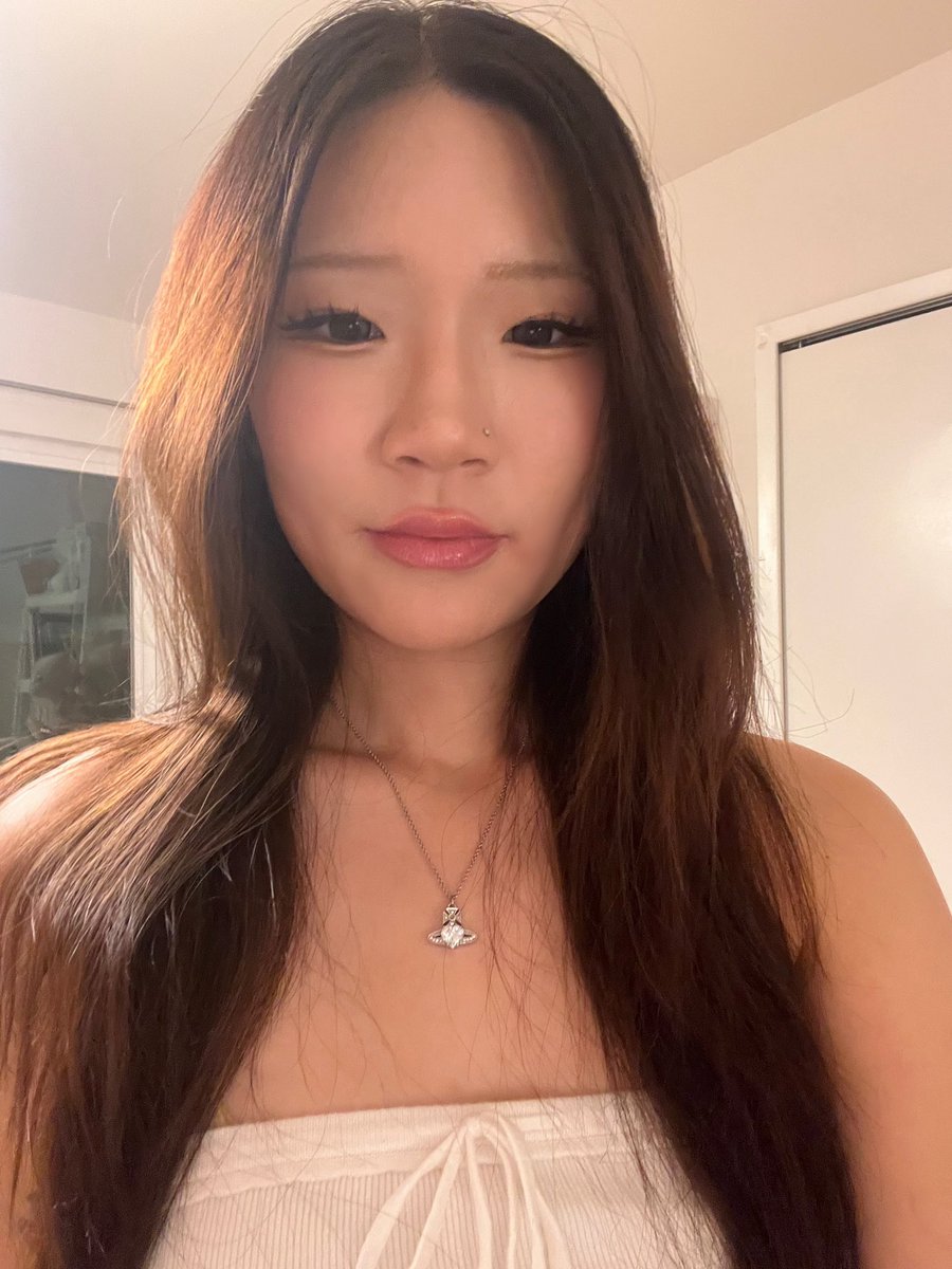 sendxy's tweet image. o.o stares at ur soul