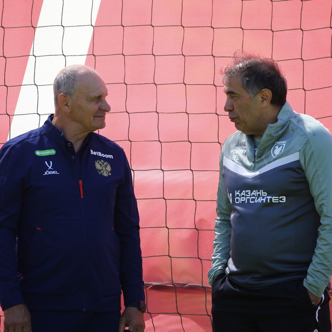 Экс-тренер вратарей «Рубина», а ныне тренер вратарей сборной России Виталий Кафанов посетил тренировку нашей команды 🇷🇺🧤 

Ставь лайк легенде! ❤️