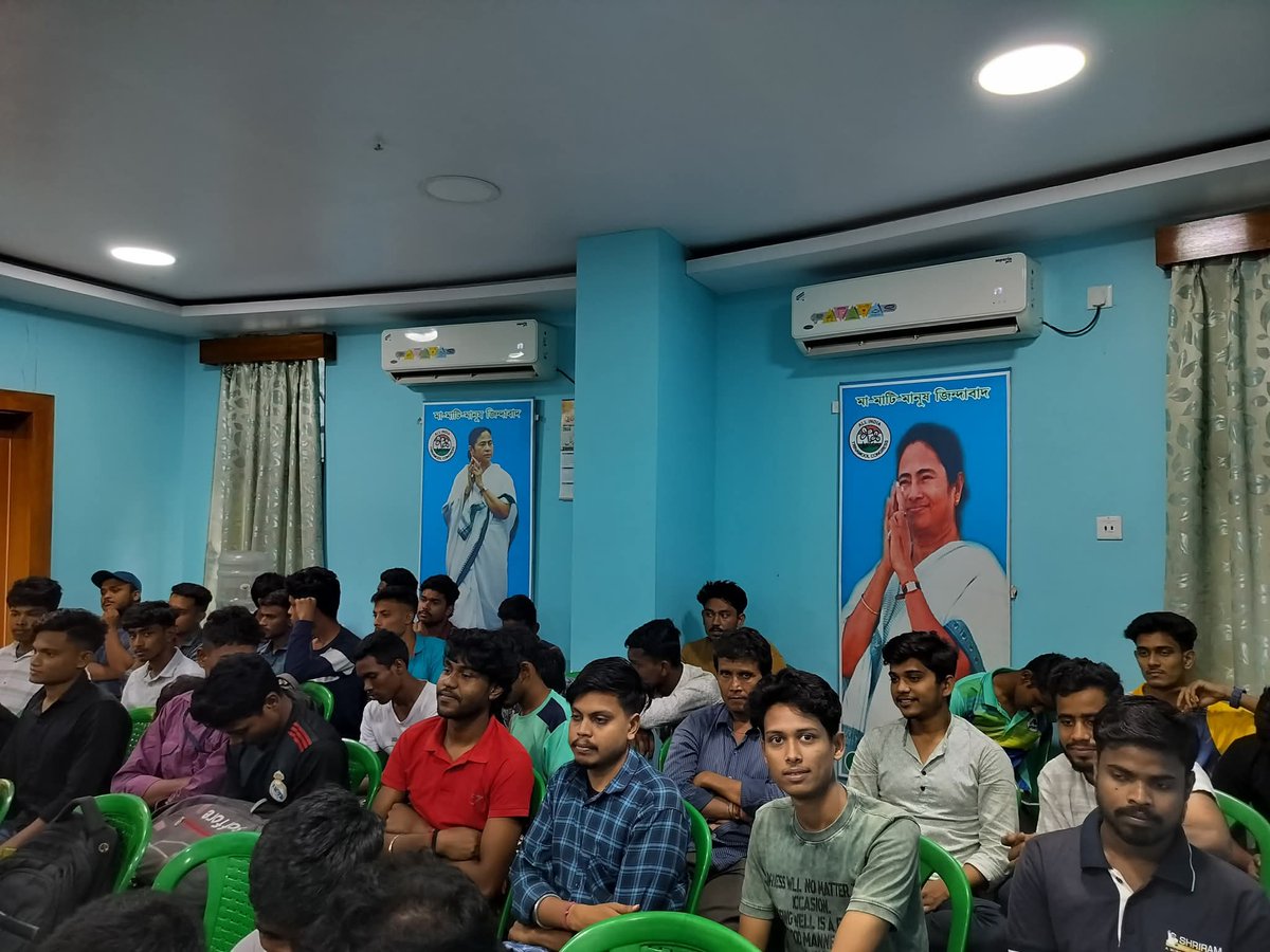 aitctuhin's tweet photo. আগামী #28August #TMCPFoundationDay উপলক্ষে পশ্চিম বর্ধমান জেলা ও দুর্গাপুর @WBTMCPofficial পক্ষ থেকে প্রস্তুতি সভা আজ দুর্গাপুর সিধু-কানু স্টেডিয়াম জেলা @AITCofficial কার্যালয়ে
@TrinankurWBTMCP
@Kohinoortmcp @SayoniGhoshAITC @JayaDuttaAITC
#PBTMCP
#KhelaHobe https://t.co/sUf1Ar1rU0