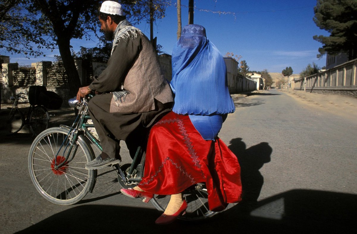 LinaRozbih's tweet photo. "باک نیست"
نوشته: لینا روزبه حیدری
بگذار بر دار ام زنند، کز چوب دارم باک نیست
از سنگ و خشم مردمان، از نیش مارم باک نیست

هر جا که رفتی با توام، من همره ات چون سایه یی
انجا که گل باشد بدان کز درد خارم باک نیست

در آسمان شب اگر روی تو مهتابی شود
ای کاش شب ماند بجا، کز شام تارم باک نیست

من از تو میخواهم تو را، من از تو میجویم تو را
آری! گدایی میکنم در کوی یارم، باک نیست

وقتی که با تو میروم یکجا میان جسم شهر
از مردن و از وحشت و از انتحارم باک نیست!

نوت: از کتاب وعده بهشت...این شعر را در زمان تشدید خشونت و انتحار در افغانستان در سالیان 2016 برای آنهایی نوشتم که در سرزمین نفرت، هنوز قلب هایشان جایی برای عطوفت داشت!