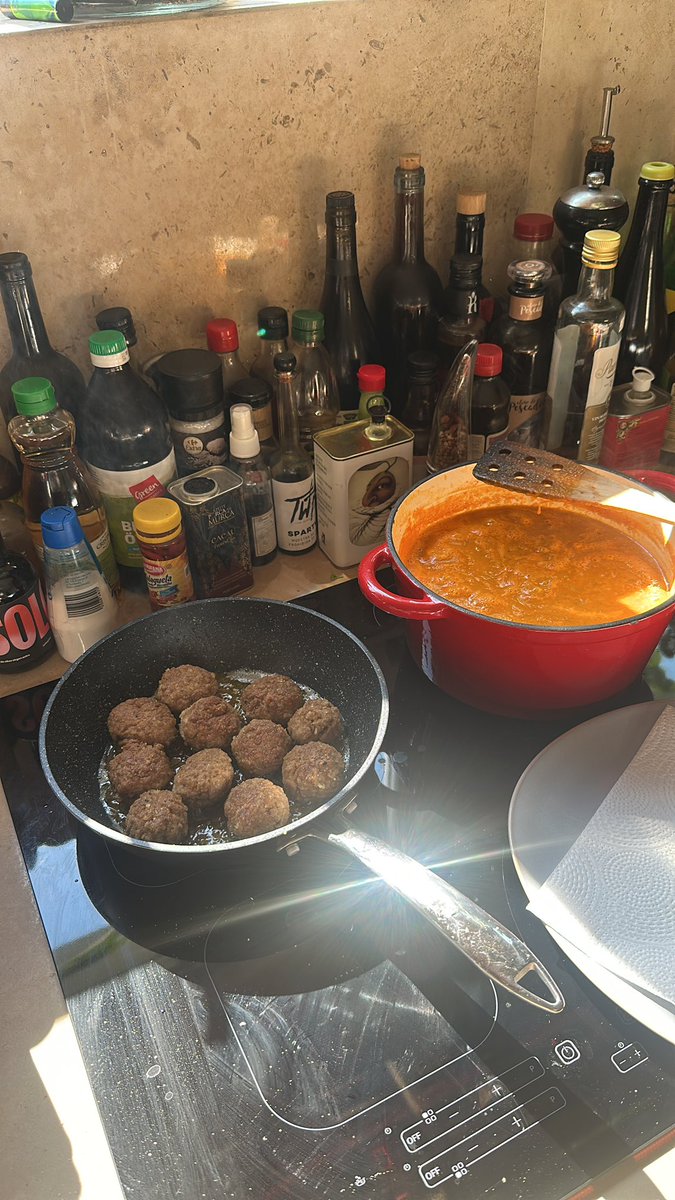 Un domingo sencillo pero muy sabroso 

Caviar, albóndigas caseras y algunos vinos