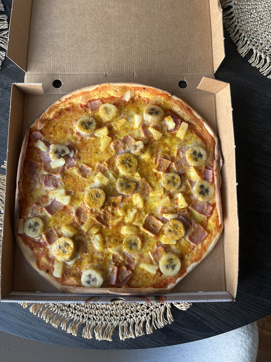 Jag har brutit mot lagen, jag har beställt banan på pizza. Gult kort.