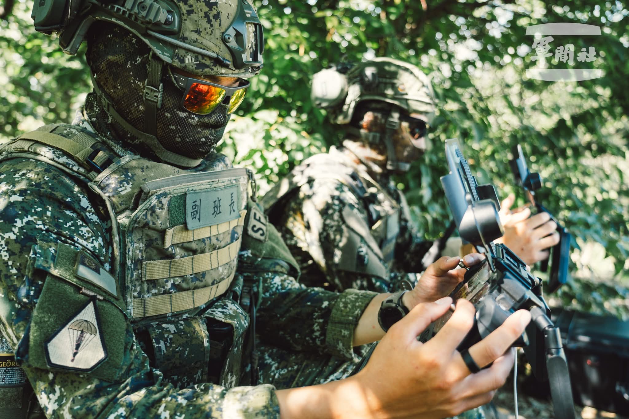 陸軍、海軍写真集 Amazon.co.jp: ゼロの残照~大日本帝国陸海軍機の最期~ (終焉の