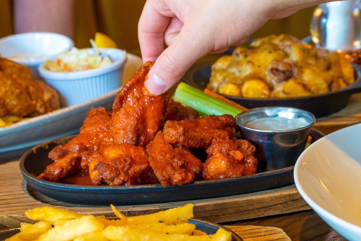 Drums VS Flats! Which team are you on? 😮  #NationalChickenWingDay