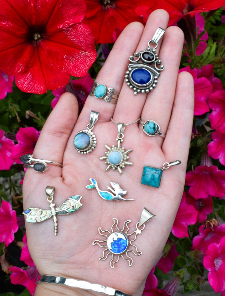 Amazing blues 💙 

Each piece is handpicked, cleaned, mended (if needed) and neatly packaged and sent to you 💌

#shopindie #womaninbizhour