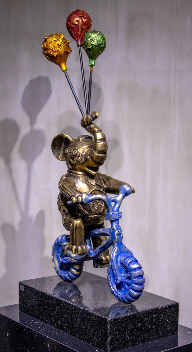 SandraCuevasGA's tweet photo. La imaginación cobra vida en esta obra de Fernando Andriacci: elefante dorado que pedalea hacia los sueños,elevando globos de colores como símbolos de libertad y alegría.Un homenaje a la infancia.
#FernandoAndriacci #ArteMexicano #SandraCuevasGaleríaDeArte #EsculturaContemporánea https://t.co/leX8eDGxOz