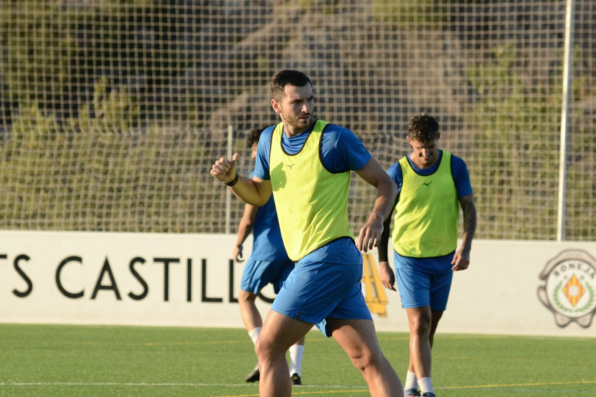 !𝗣𝗿𝗶𝗺𝗲𝗿 𝗲𝗻𝘁𝗿𝗲𝗻𝗮𝗺𝗶𝗲𝗻𝘁𝗼 𝗰𝗼𝗺𝗽𝗹𝗲𝘁𝗮𝗱𝗼 𝗰𝗼𝗻 𝗲𝘅𝗶𝘁𝗼! ✔️

💪Los nuestros ya entrenan el terreno del CD Soneja.

#PretemporadaCDS 🧡