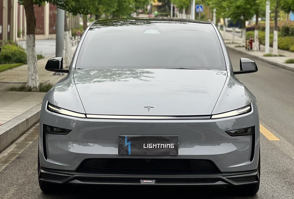 New Model Y in Nardo Grey with bodykit 🥵