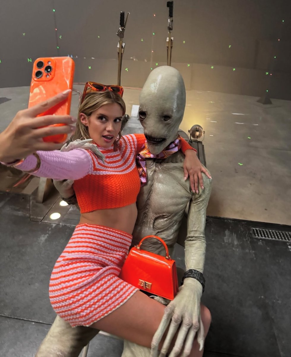 Nerdcopolis's tweet photo. ¡DE LUJO!
Sara Sampaio (Eve Teschmacher) compartió foto con #MrHandsome en el set de #Superman. https://t.co/cgnvvrCKxn