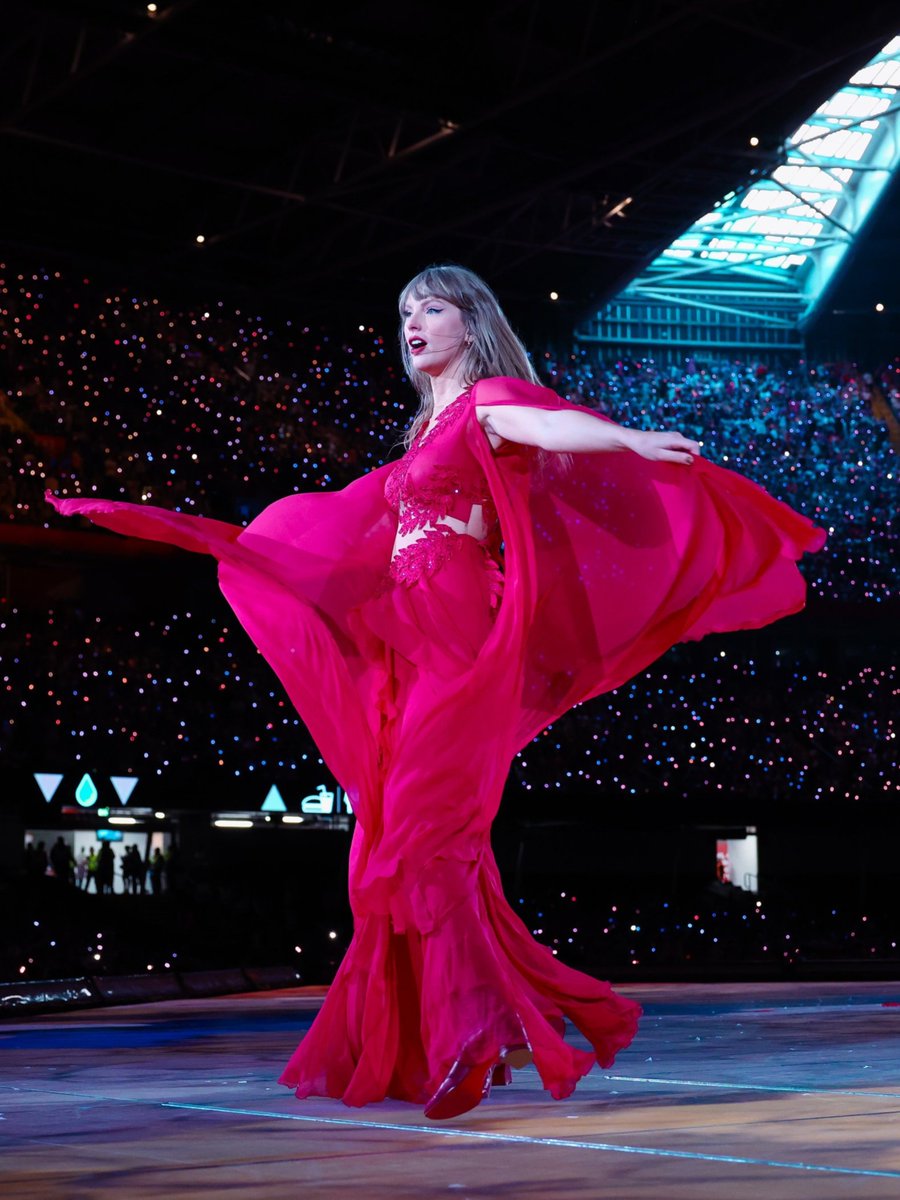 hourlyswift's tweet image. 
