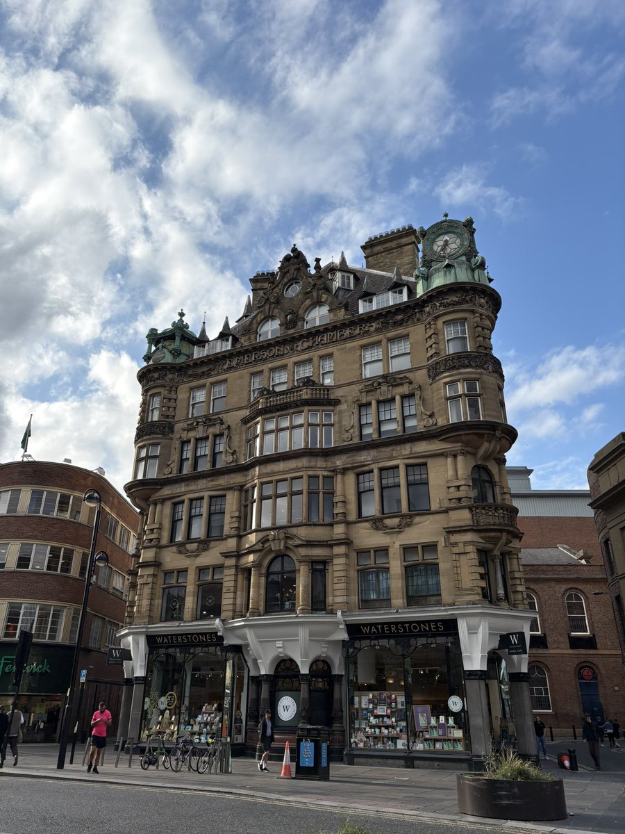 Always an entertaining evening with <a href="/SteveCavanagh_/">Steve Cavanagh</a> Great story teller.