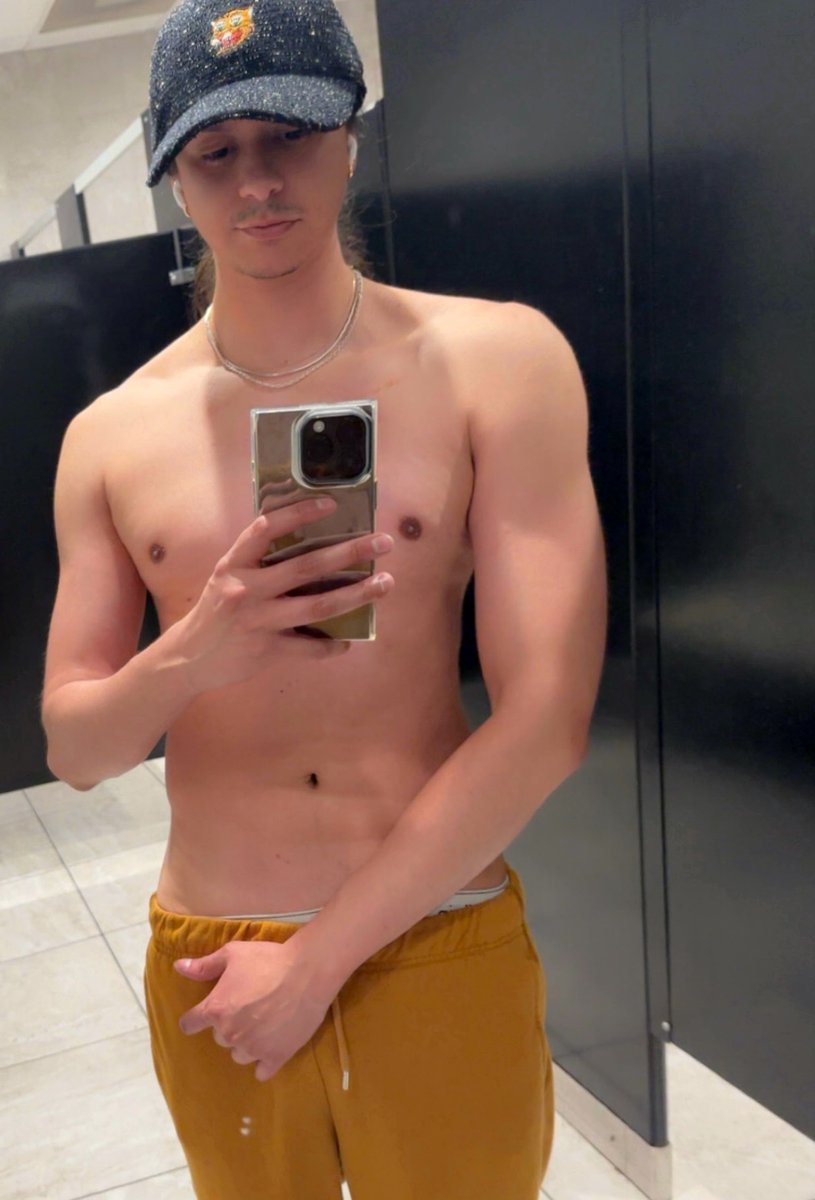 addizonn's tweet photo. Documenting my bulk progress as a current twink #bulking #twink #FitnessJourney https://t.co/W0Iz2VfHP4