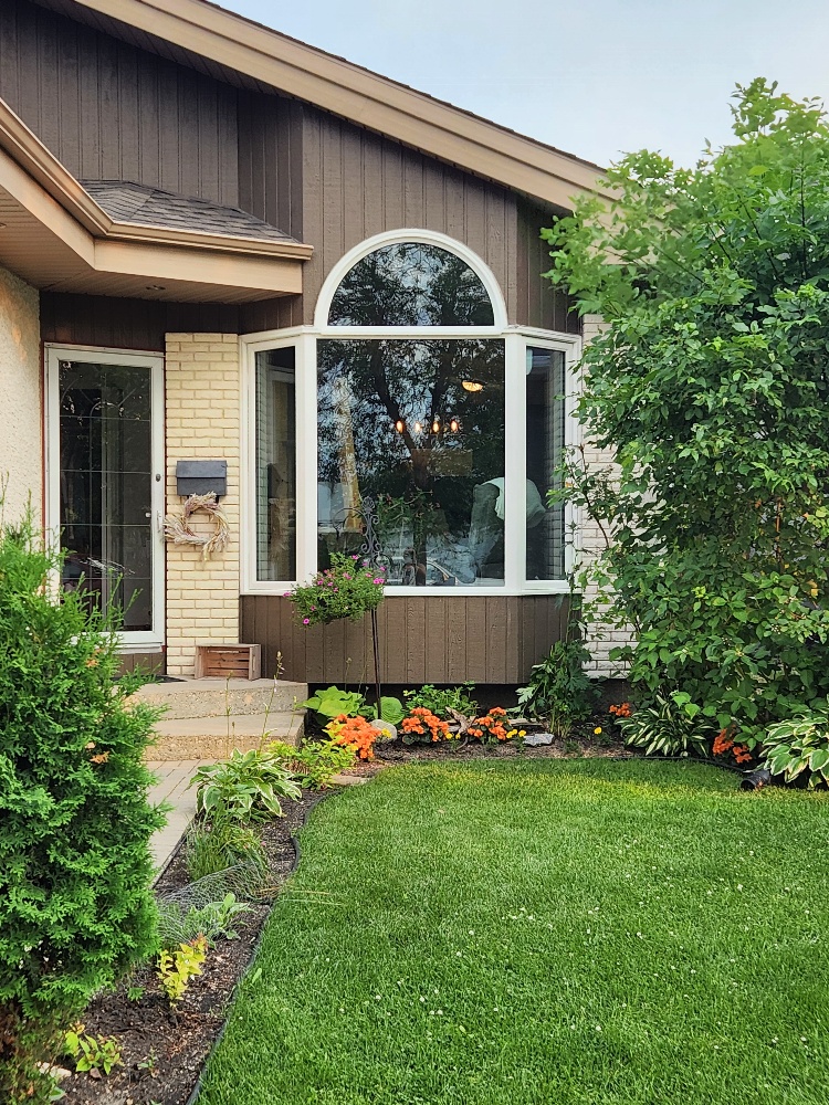 HiTechWindows's tweet image. At Hi-Tech Energy Windows &amp;amp; Doors, we specialize in custom window projects that complement your home’s unique architecture. This elegant bay window with an arched transom was precisely crafted for this #Winnipeg home.

#CustomWindows #BayWindows #TriplePaneWindows #ManitobaMade