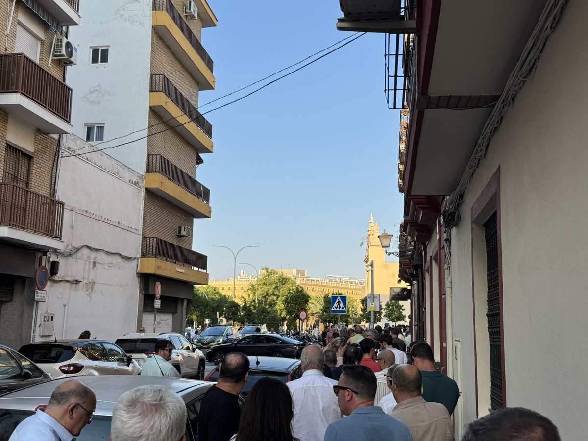🔴 URGENTE: La Basílica de la Macarena, la iglesia de San Gil, la Casa Hermandad y el Museo están llenos.

➡️ Todas las instalaciones previstas para el acto ya han completado su aforo máximo.

➡️ La cola aún llega a la calle Bécquer. El cabildo lleva 30 minutos de retraso.
