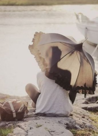 ~ Certi destini
si incontrano
ma non sono affini
o compatibili tra loro, 
eppure si amano,
anche tanto ma come
per gioco tutto va perso,
inutilmente perso. ~

#IlGiocoDelMondo

#SalaLettura 🌺 🌷 🌼

💕🥀🌷