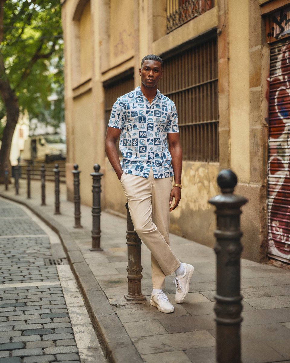 Your printed holiday shirt, but with a little stretch for added comfort. remusuomo.com/products/taper…