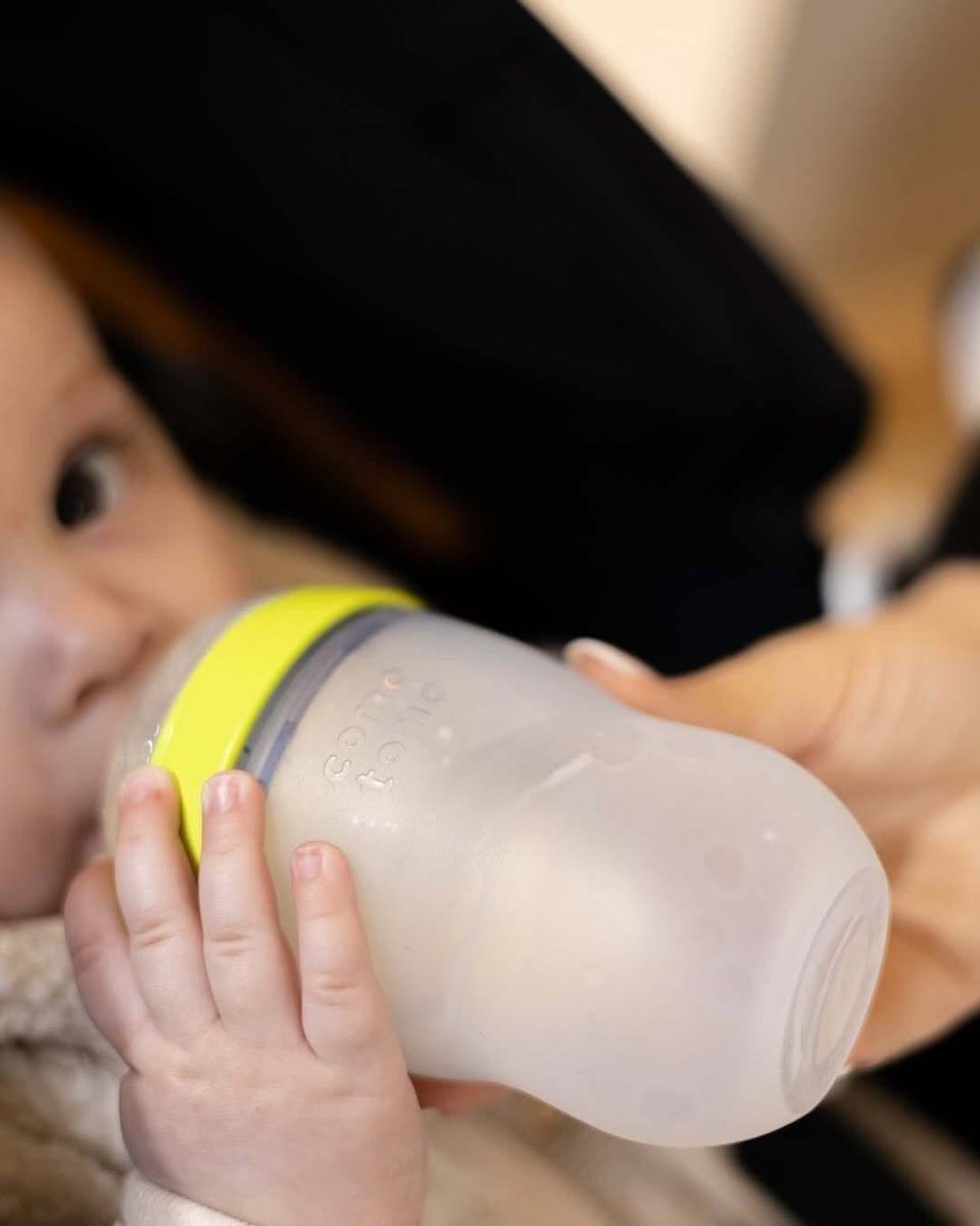 comotomo_sa's tweet photo. Easy to hold, easier to love. 💚🍼 By mimicking the feel of mom, Comotomo makes the transition from breast to bottle for littles and grown-ups alike.

📸: @v.e.tr.o.v.a https://t.co/lSdcWWUBtj