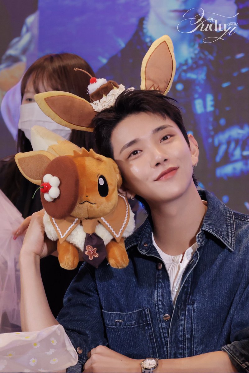 fuduji_123O's tweet photo. 250729 yzy fansign SHANGHAI

Pâtissier Eevee 🍰🌰🍒

#세븐틴 #조슈아 #홍지수 
#SEVENTEEN  #JOSHUA #ジョシュア https://t.co/zVJX1oEnzH