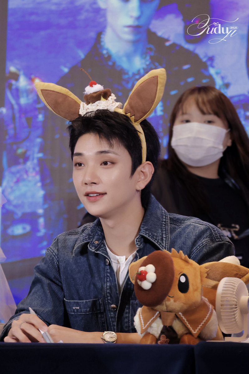 fuduji_123O's tweet photo. 250729 yzy fansign SHANGHAI

Pâtissier Eevee 🍰🌰🍒

#세븐틴 #조슈아 #홍지수 
#SEVENTEEN  #JOSHUA #ジョシュア https://t.co/zVJX1oEnzH
