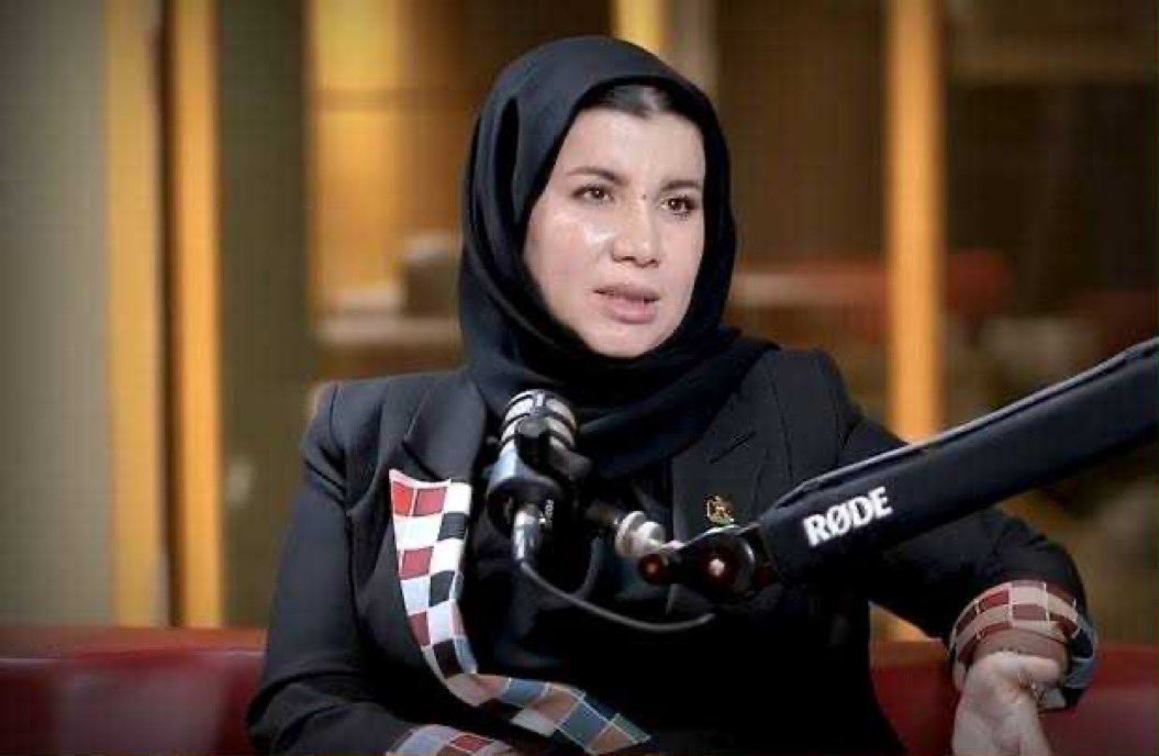 هذه السيده الكريمة هي من اشد الكارهين لمحور المقاومة وللشيعه واشرس المهاجمين عليهم

فجأه تم تسريب صور فاضحه لها "وهذا امر غير مقبول تماما " 
تخيل عزيزي ان حتى السفارة الامريكية هبت لدفاع عنها وبالتأكيد المتهم جاهز !! من ؟
الحشد الشعبي .
#زينب_جواد