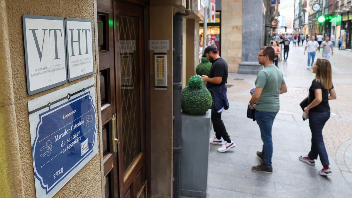 Etxebizitza larrialdiari konponbidea emateko norabidean neurri eraginkorra litzateke Donostian udal-lizentzia duten 1431 pisu turistikoen jarduera etetea eta bizileku-alokairura bideratzea.
Etxeak bizitzeko, ez negozio egiteko. #DesazkundeTuristikoa