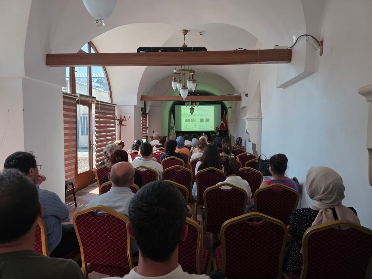 Türkiye Yazma Eserler Kurumu Başkanlığı tarafından düzenlenen “Yazma Eserlerde Görülen Kimyasal Bozunmalar” konulu seminer, kurumumuz uzmanlarından Ayşegül Kocaman’ın sunumuyla gerçekleştirilmiştir.

Seminerde, kâğıt, mürekkep, pigment, âhar, deri gibi yazma  eseri oluşturan