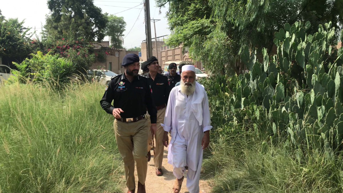 پشاور‘ چیف ٹریفک آفیسر ہارون رشید خان کی یوم شہدائے پولیس کی مناسبت سے گلوزئی میں شہید ڈی ایس پی امان اللہ خان کی قبر پر حاضری‘ چیف ٹریفک آفیسر ہارون رشید خان نے شہید ڈی ایس پی کی قبر پر سلامی پیش کی