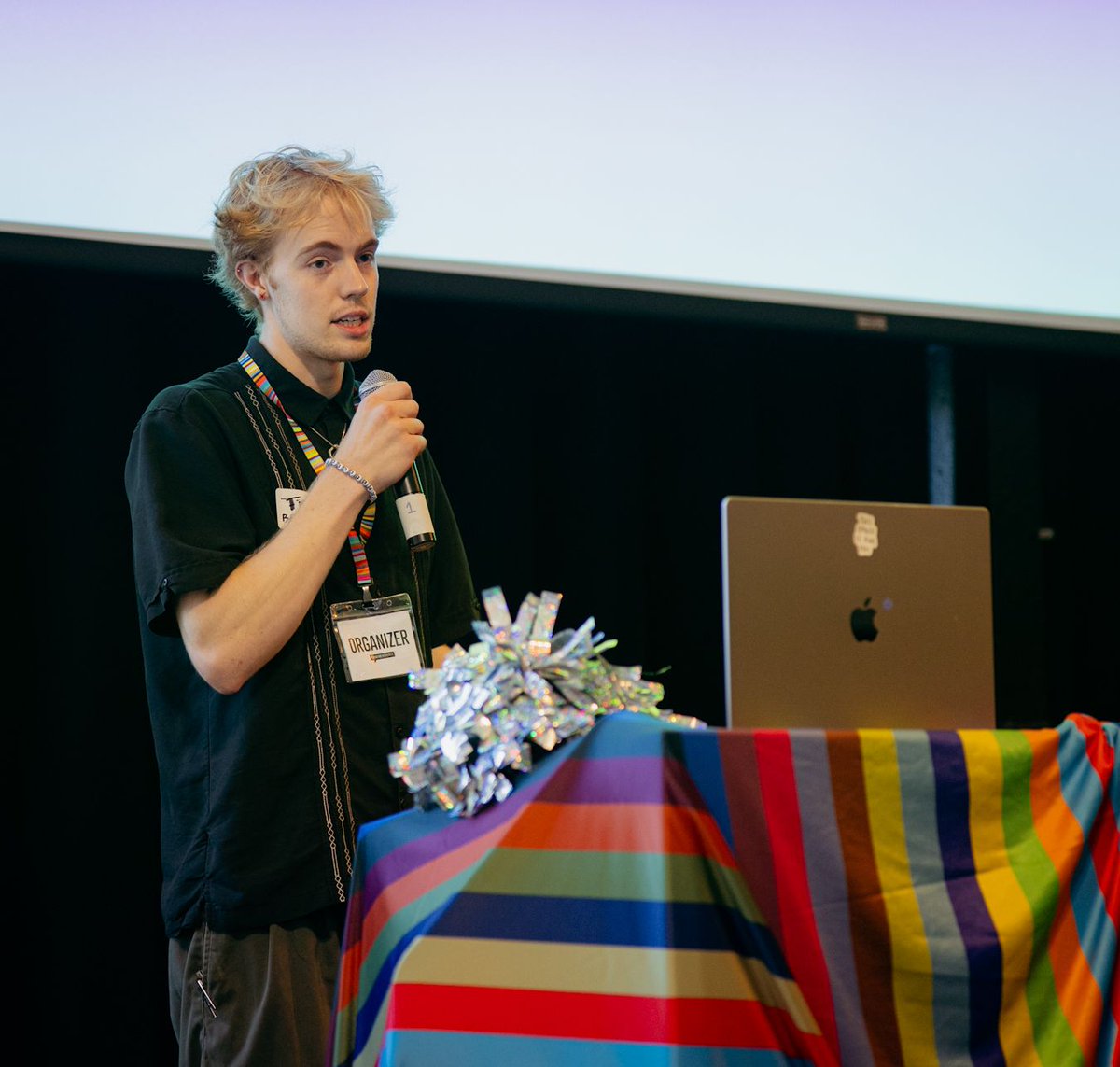 NewYork_CM's tweet image. Our #CreativeMornings manifesto was read by Finn Evans. buff.ly/NnbSK3b He's our apprentice at CreativeMornings HQ thanks to the Adobe Creative Apprenticeship Program! buff.ly/BDd2ROt
#EveryoneIsWelcome #EveryoneIsCreative #CMmentor #CMNYC
📸 by Nelson Luna