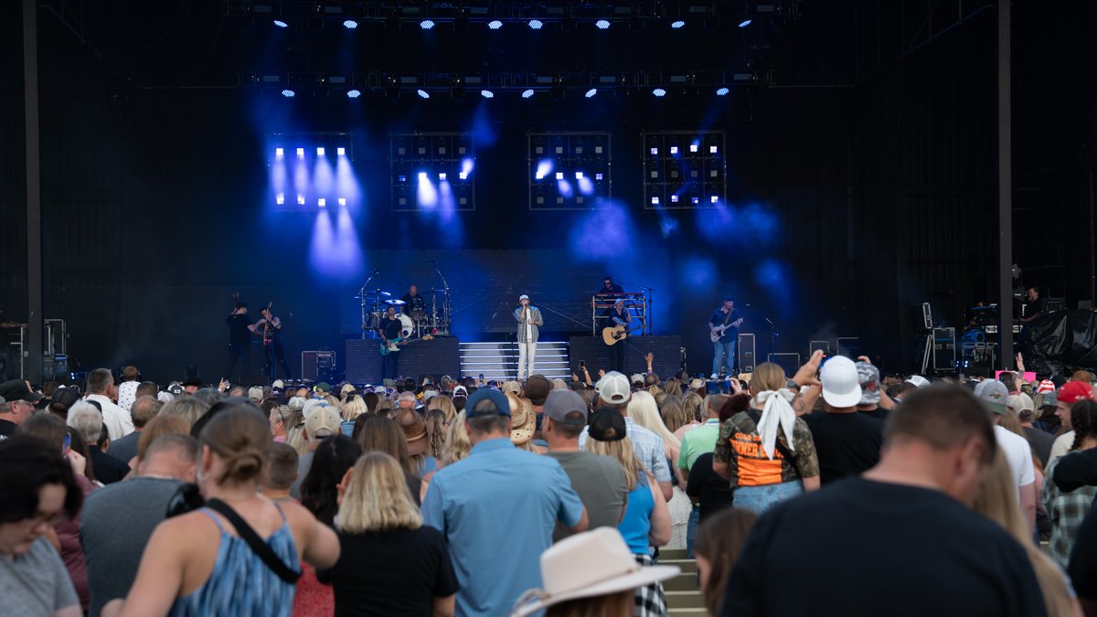 grandcasinoMN's tweet image. Country concert recap! 🎶

@coleswindel and @goergebirge, you are welcome back anytime! 😉

#ConcertRecap #CountryMusic #LiveMusic #Recap