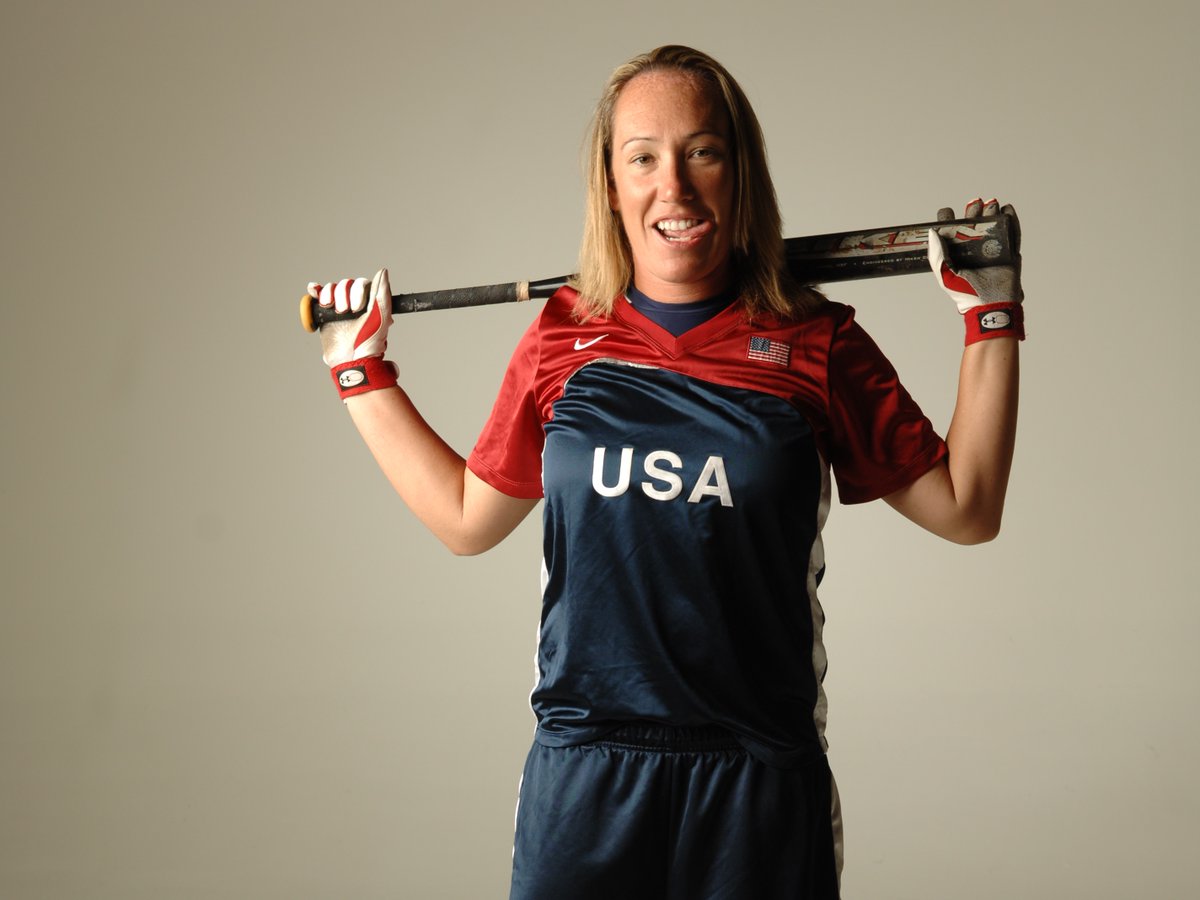 USASoftball's tweet photo. 🌟 𝟐𝟎𝟐𝟓 𝐇𝐚𝐥𝐥 𝐨𝐟 𝐅𝐚𝐦𝐞 𝐒𝐩𝐨𝐭𝐥𝐢𝐠𝐡𝐭

Kelly Kretschman is a two-time Olympic medalist, winning 🥇 in 2004 and 🥈 in 2008. She will be inducted into the 𝗡𝗮𝘁𝗶𝗼𝗻𝗮𝗹 𝗦𝗼𝗳𝘁𝗯𝗮𝗹𝗹 𝗛𝗮𝗹𝗹 𝗼𝗳 𝗙𝗮𝗺𝗲 this October with the Class of 2025 🙌  

#USASHOF | #USASoftball