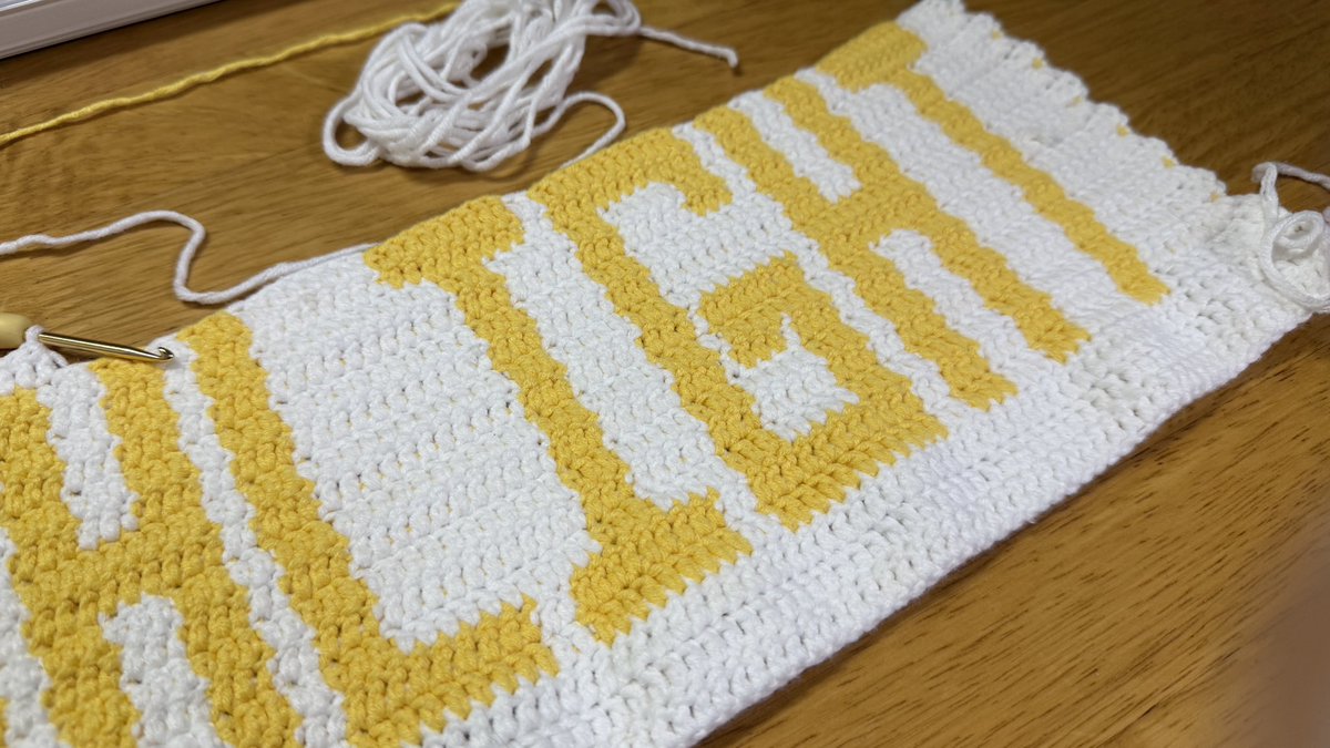 코바늘 슬로건 90% 완성 💙💛💚💜 
다크그레이로 또 만들어야지이~~~