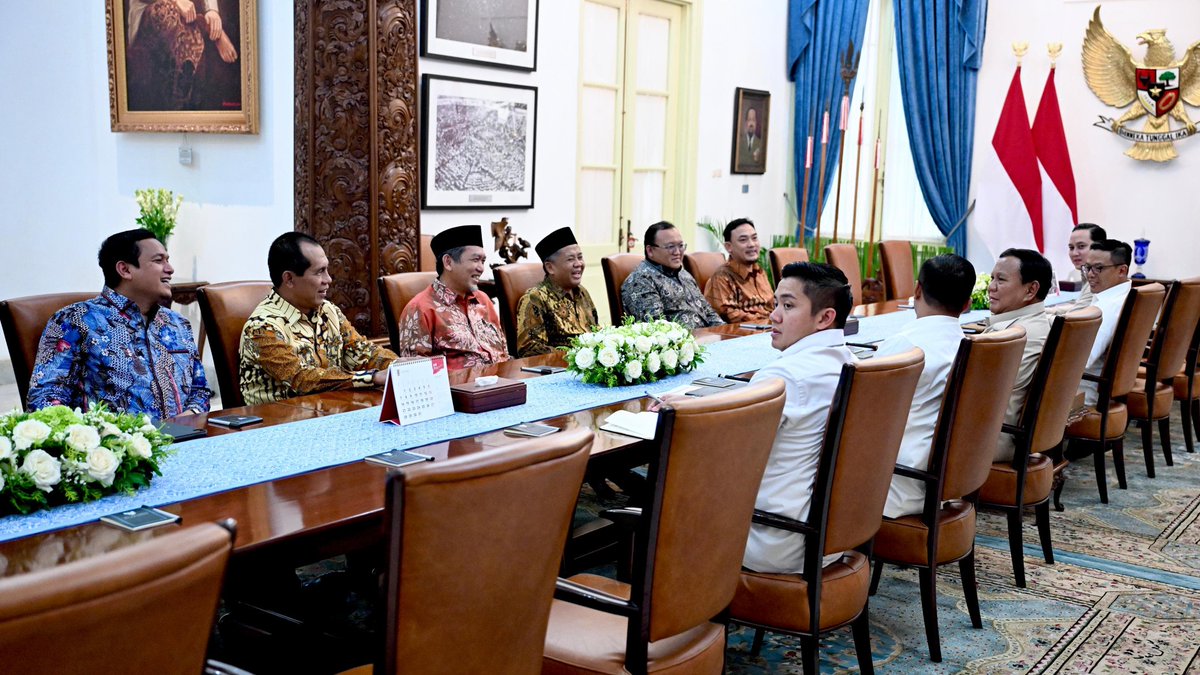 Pantun Ketua Majelis Syura PKS <a href="/msi_sohibuliman/">mohamad sohibul iman</a> membuat ruang Istana Merdeka siang tadi menjadi penuh tawa 

Riak air di telaga biru.
Jatuh pelepah dari pohon kelapa.
Walau sudah banyak teman baru. 
Sekutu segajah jangan dilupa.

Terima kasih Bapak Presiden <a href="/prabowo/">Prabowo Subianto</a> dengan