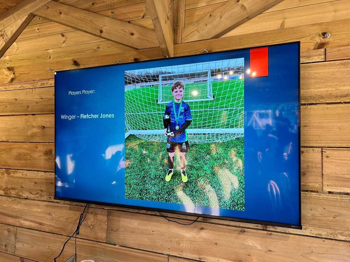 Andyjones0702's tweet image. So the season ends, 7 tourneys, 6 wins, 1 final loss, 6 goals conceded in all! Played up a year in top league with competitive games every all season….and my lad got the best award - players player! 🔥#smashedit #proudmanager #prouddad #whatateam @greenfieldfcU9s @Greenfieldfc