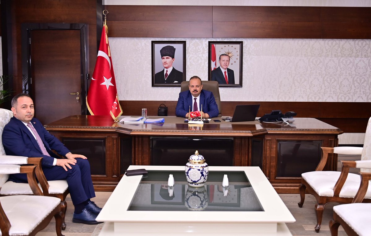T.C. Aydın Valiliği (@aydinvaliligi) on Twitter photo İçişleri Bakanlığı tarafından Didim Kaymakamı olarak görevlendirilen Mesut Çoban,
Vali <a href="/YakupCanbolat/">Yakup CANBOLAT</a>'ı makamında ziyaret etti.
Vali Canbolat, Kaymakam Mesut Çoban’a yeni görevinde başarılar diledi. İçişleri Bakanlığı tarafından Didim Kaymakamı olarak görevlendirilen Mesut Çoban,
Vali <a href="/YakupCanbolat/">Yakup CANBOLAT</a>'ı makamında ziyaret etti.
Vali Canbolat, Kaymakam Mesut Çoban’a yeni görevinde başarılar diledi.