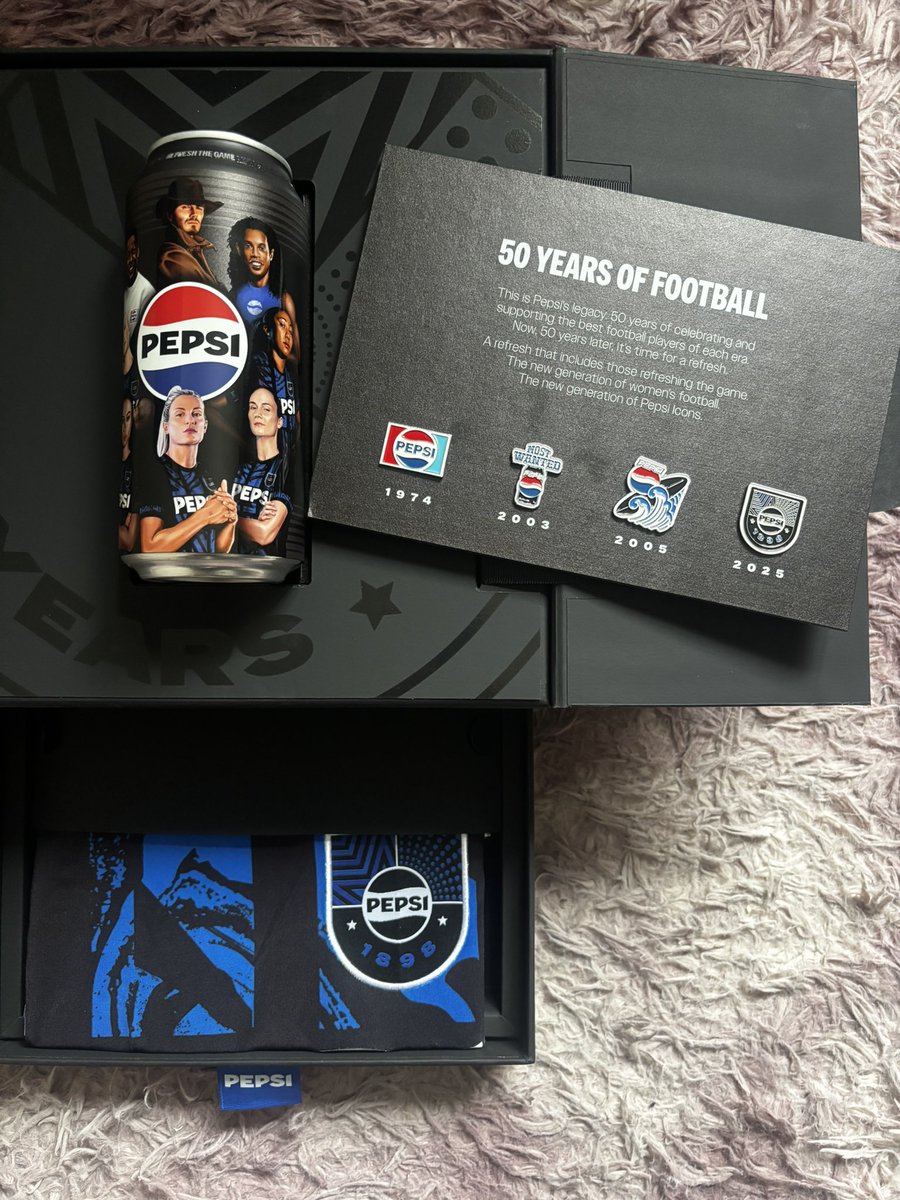 Honoured to celebrate the Lionesses’ victory with a special gift from <a href="/PepsiUK/">Pepsi UK</a> 🦁⚽️ Marking 50 years of iconic football players — now refreshed for a new generation of women’s football and Pepsi icons 💙