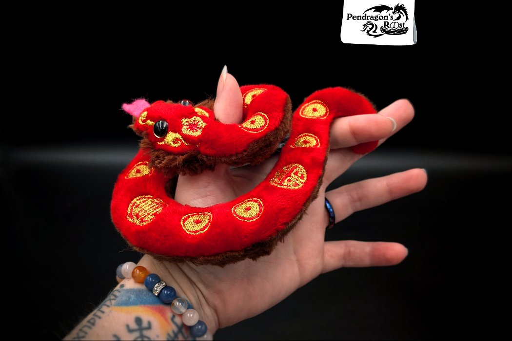 Gong Xi Fa Cai! 💛🐍
This custom lunar snek pairs red minky, brown fur, and shiny gold eyes—bringing warm energy and quiet wisdom. A cozy reminder to keep growing through the seasons.
🍵 Snag yours:
ko-fi.com/c/a9fc517bc3