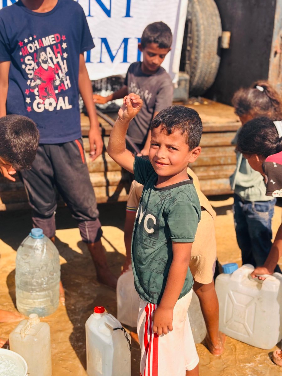 📍Gazze’de çocuk olmak!..

💧Çocukların suyu bile kana kana içemediği bir dünya!..

Böyle bir dünyada yaşamak hüzne değil şükre sebep olsun istiyor, Gazze çadır kentlerimizde içme su dağıtımlarımıza devam ediyoruz. 🕊️