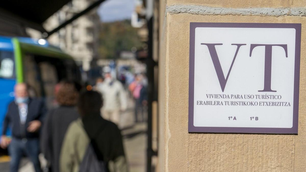 Una medida eficaz para abordar la emergencia habitacional en #Donostia sería suspender la actividad de los 1.431 pisos turísticos con licencia municipal y dirigirlos hacia el alquiler residencial.
Las casas para vivir, no para hacer negocio. #DecrecimientoTurístico