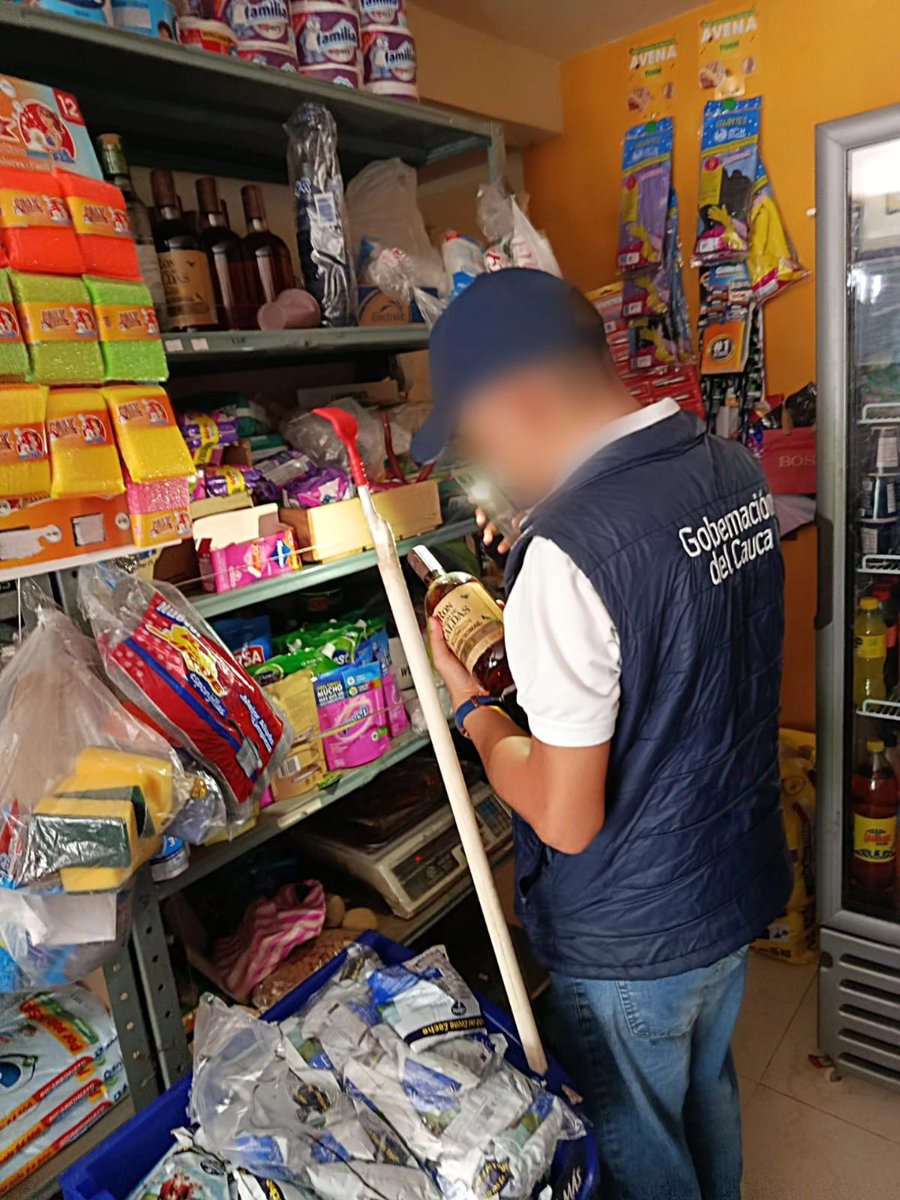 FNDCol's tweet image. 🚨 ¡El Cauca refuerza su lucha #TodosContraElContrabando! En operativos de control del Grupo Anticontrabando de la @GobCauca, junto a la @PoliciaAduanera, se logró la incautación de aguardiente, vinos y cigarrillos ilegales en varios sectores de Popayán. ¡Un golpe directo a la…