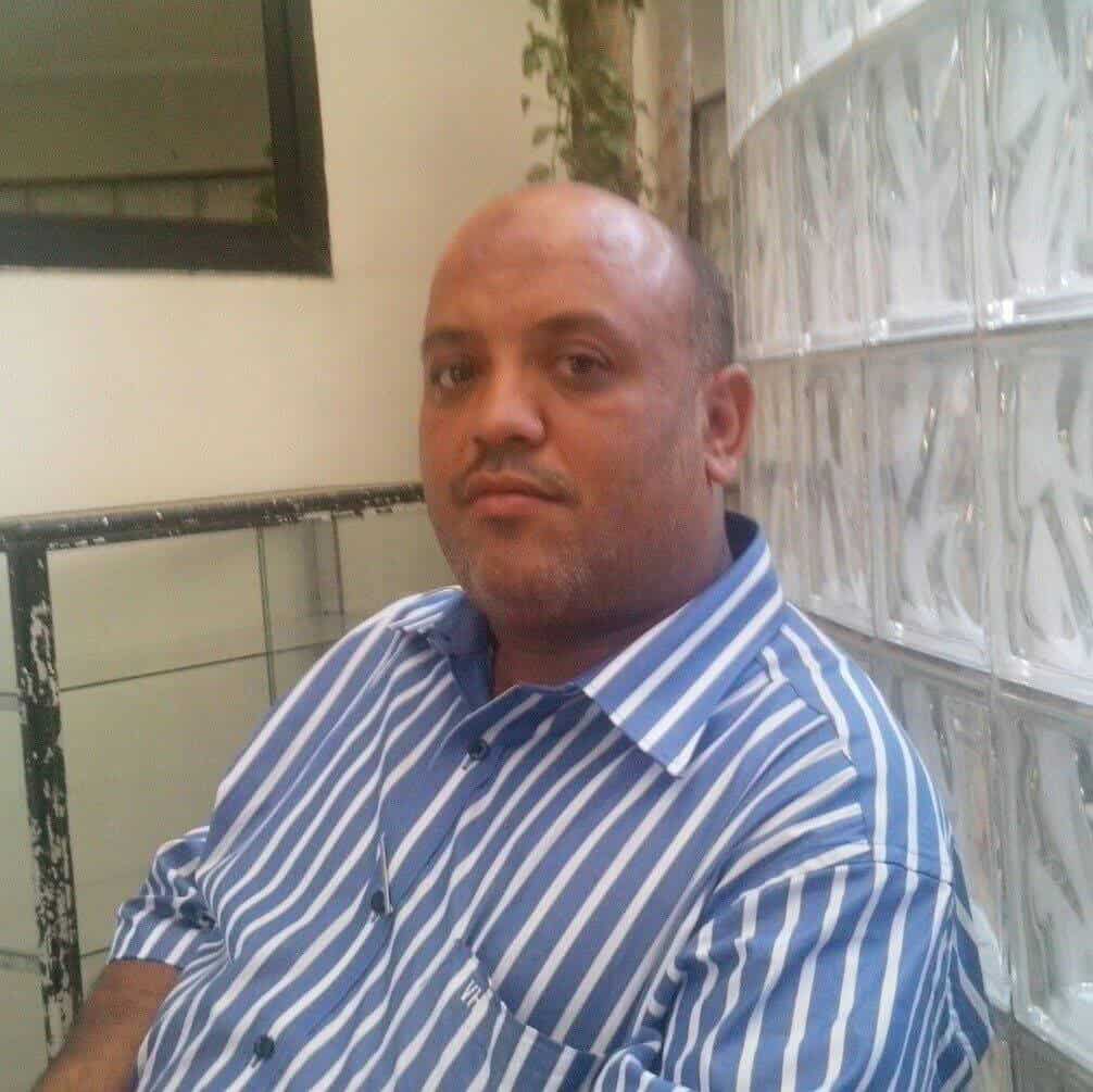 ميليشيا الحوثي تختطف قبل قليل التربوي القدير عادل العثماني من  داخل منزله في قرية دمنه نخلان مديريه السياني بمحافظة إب ...
