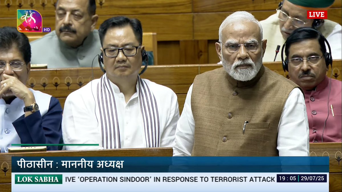BJP (@bjp4india) on Twitter photo рдХрд░реЛ рдЪрд░реНрдЪрд╛, рдФрд░ рдЗрддрдиреА рдХрд░реЛ рдХрд┐ рджреБрд╢реНрдорди рджрд╣рд╢рдд рд╕реЗ рджрд╣рд▓ рдЙрдареЗред
рд░рд╣реЗ рдзреНрдпрд╛рди рдмрд╕ рдЗрддрдирд╛ рдХрд┐ рд╕рд┐рдВрджреВрд░ рдХрд╛ рдорд╛рди рдФрд░ рд╕реЗрдирд╛ рдХрд╛ рд╕рдореНрдорд╛рди, рдкреНрд░рд╢реНрдиреЛрдВ рдореЗрдВ рднреА рдЕрдЯрд▓ рд░рд╣реЗред
рдпрджрд┐ рд╣рдорд▓рд╛ рдорд╛рдВ рднрд╛рд░рддреА рдкрд░ рд╣реБрдЖ, рддреЛ рдкреНрд░рдЪрдВрдб рдкреНрд░рд╣рд╛рд░ рдХрд░рдирд╛ рд╣реА рд╣реЛрдЧрд╛ред
рджреБрд╢реНрдорди рдЬрд╣рд╛рдВ рднреА рд╣реЛ, рд╣рдореЗрдВ рднрд╛рд░рдд рдХреЗ рд▓рд┐рдП рд╣реА рдЬреАрдирд╛ рд╣реЛрдЧрд╛ред
рдореЗрд░рд╛ рдХрд╛рдВрдЧреНрд░реЗрд╕ рдХреЗ рд╕рд╛рдерд┐рдпреЛрдВ рд╕реЗ рдЖрдЧреНрд░рд╣ рд╣реИ рдХрд┐ рдХрд░реЛ рдЪрд░реНрдЪрд╛, рдФрд░ рдЗрддрдиреА рдХрд░реЛ рдХрд┐ рджреБрд╢реНрдорди рджрд╣рд╢рдд рд╕реЗ рджрд╣рд▓ рдЙрдареЗред
рд░рд╣реЗ рдзреНрдпрд╛рди рдмрд╕ рдЗрддрдирд╛ рдХрд┐ рд╕рд┐рдВрджреВрд░ рдХрд╛ рдорд╛рди рдФрд░ рд╕реЗрдирд╛ рдХрд╛ рд╕рдореНрдорд╛рди, рдкреНрд░рд╢реНрдиреЛрдВ рдореЗрдВ рднреА рдЕрдЯрд▓ рд░рд╣реЗред
рдпрджрд┐ рд╣рдорд▓рд╛ рдорд╛рдВ рднрд╛рд░рддреА рдкрд░ рд╣реБрдЖ, рддреЛ рдкреНрд░рдЪрдВрдб рдкреНрд░рд╣рд╛рд░ рдХрд░рдирд╛ рд╣реА рд╣реЛрдЧрд╛ред
рджреБрд╢реНрдорди рдЬрд╣рд╛рдВ рднреА рд╣реЛ, рд╣рдореЗрдВ рднрд╛рд░рдд рдХреЗ рд▓рд┐рдП рд╣реА рдЬреАрдирд╛ рд╣реЛрдЧрд╛ред
рдореЗрд░рд╛ рдХрд╛рдВрдЧреНрд░реЗрд╕ рдХреЗ рд╕рд╛рдерд┐рдпреЛрдВ рд╕реЗ рдЖрдЧреНрд░рд╣ рд╣реИ рдХрд┐