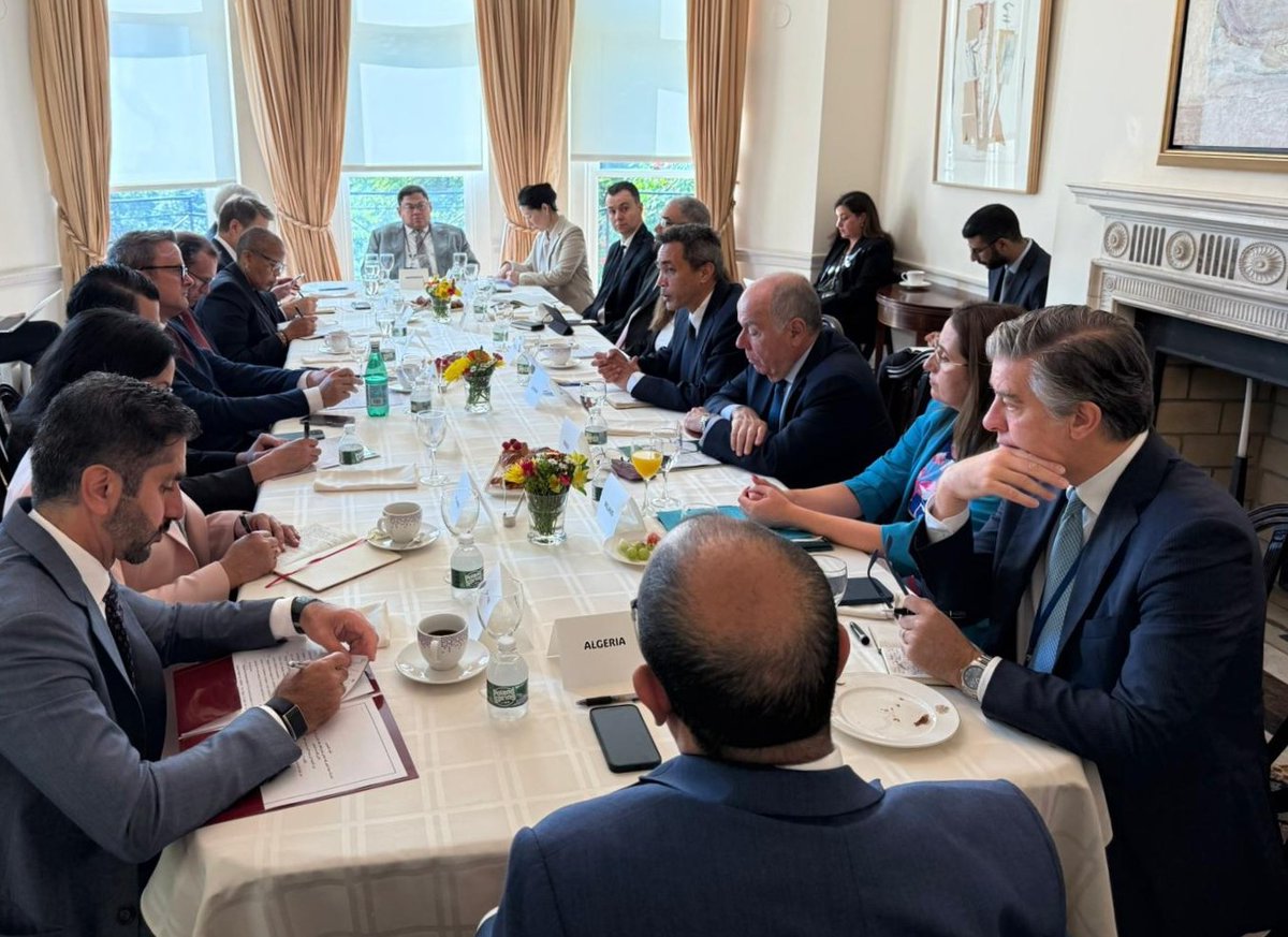 No contexto da Conferência para a Solução Pacífica da Questão da Palestina e a Implementação da Solução de Dois Estados, o Ministro Mauro Vieira participou hoje de reunião informal da Agência das Nações Unidas de Assistência aos Refugiados da Palestina no Oriente Próximo (UNRWA).