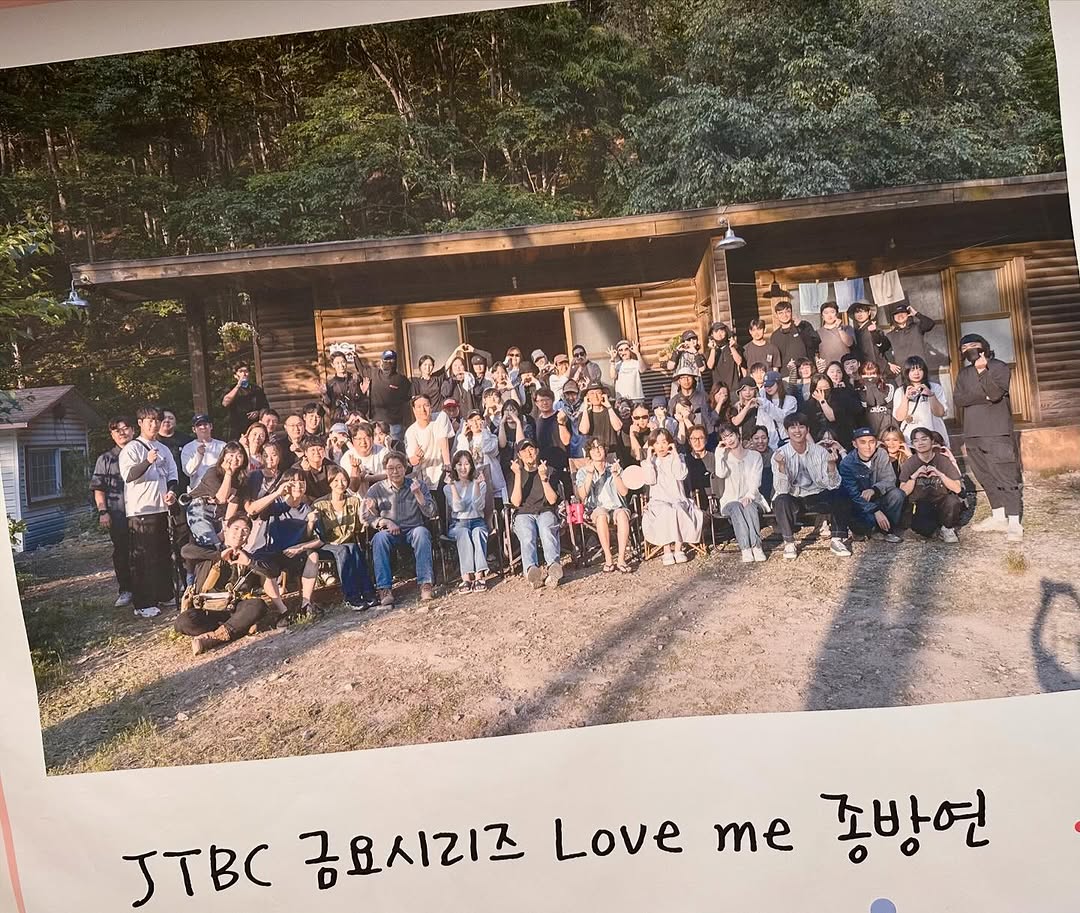 loveyoonsea Instagram update. 
instagram.com/p/DMsZL_RJzJN/

JTBC 금요시리즈 Love me 종방연

JTBC Friday series Love Me wrap up filming. 

#SeoHyunJin #서현진
